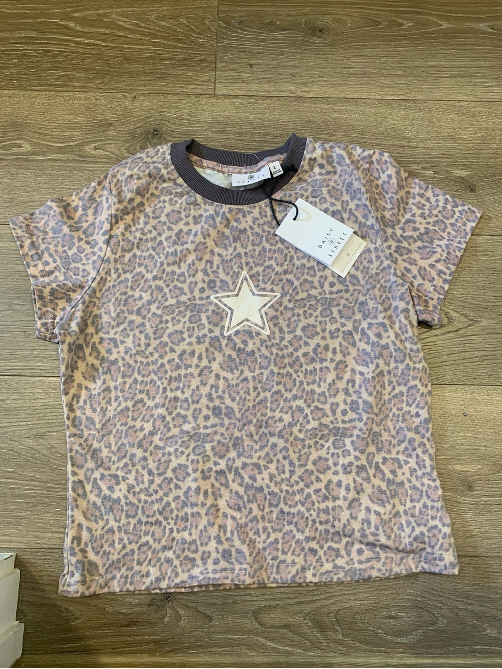 Daisy Street Leopard Animal Print Beige Star Graphic Short Sleeve Crew Tee L NWT